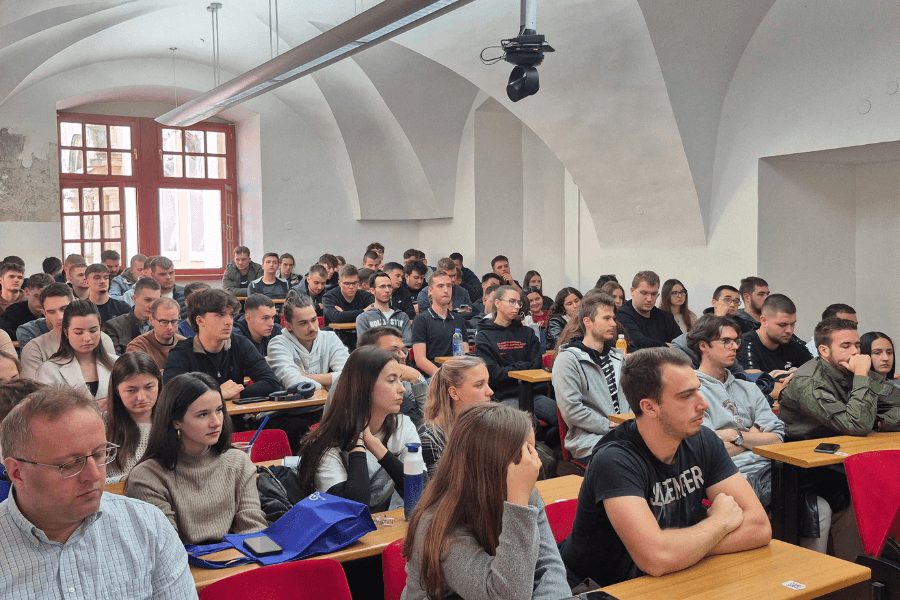 S Tjedna karijera na FOI-ju stiže poruka ”Ne bojte se AI-a, znatiželja, stav i učenje vaši su aduti.”